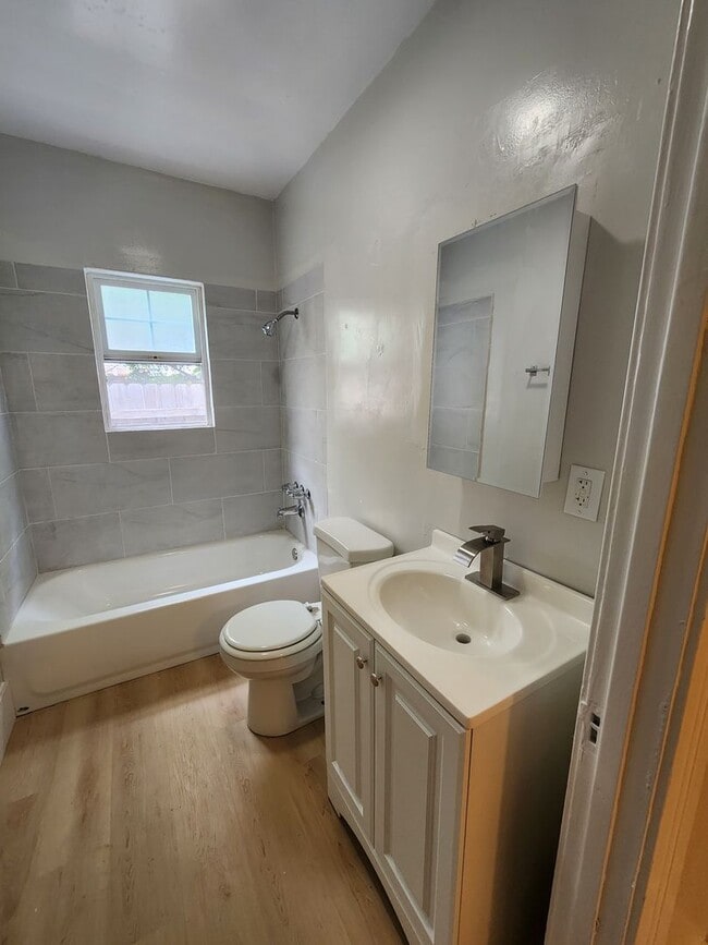 Photo - 3960 Redwood Ave Unit 3960