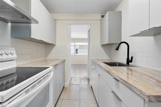 Building Photo - 1715 N 16th Ave Unit 202