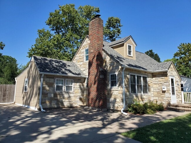Building Photo - 24hr notice required before showings. Beau... Rental