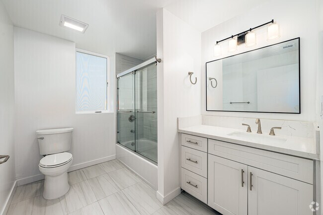 2BR, 2BA - 1100SF - Primary Bathroom