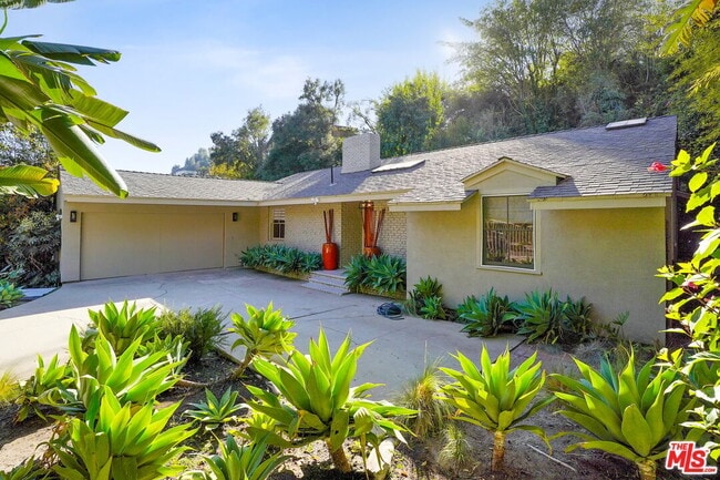 Building Photo - 1323 Roscomare Rd Rental