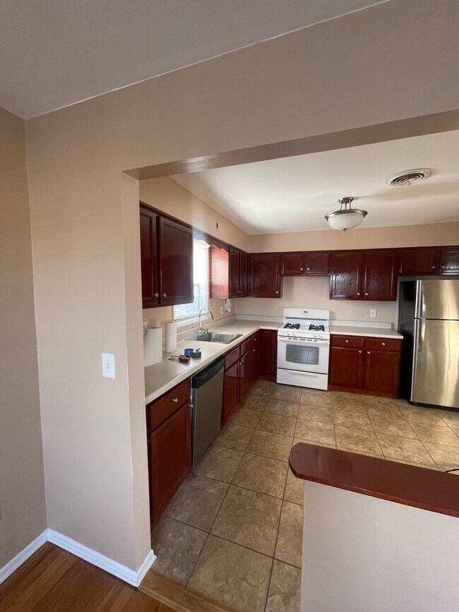 Kitchen - 100 W Linden Ave Unit 2