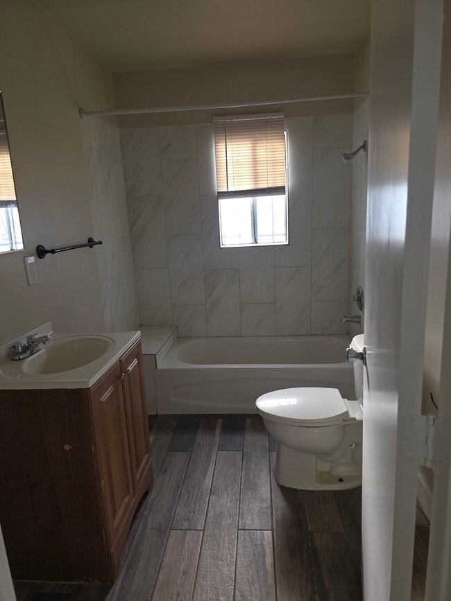 Photo - 416 E 115th St