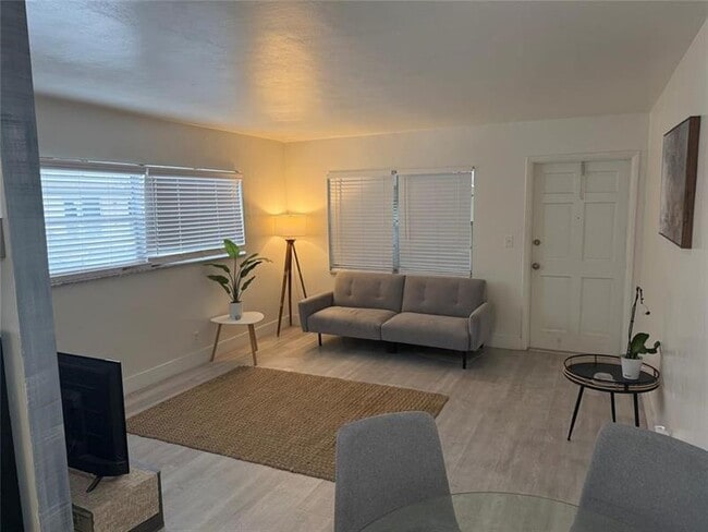 Building Photo - 1638 Plunkett St Unit 4 Rental