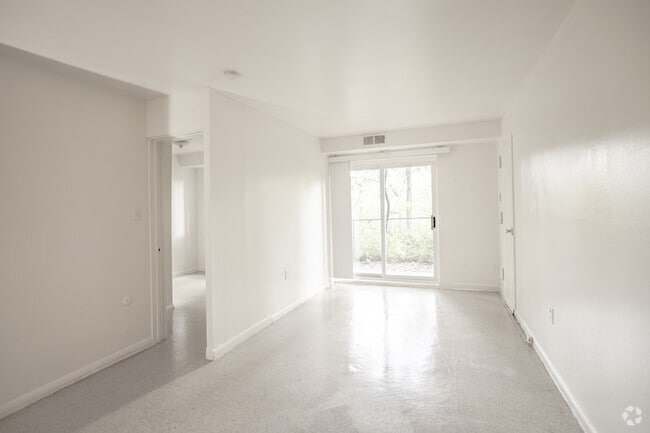 2BR, 1BA - Harrison Court Apartments