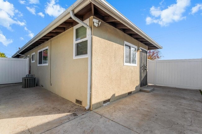 Building Photo - 1639 W Roseburg Ave
