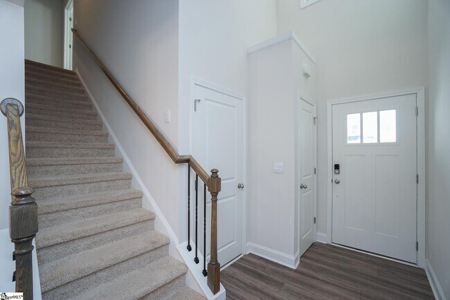 Photo - 204 Reynard Trl