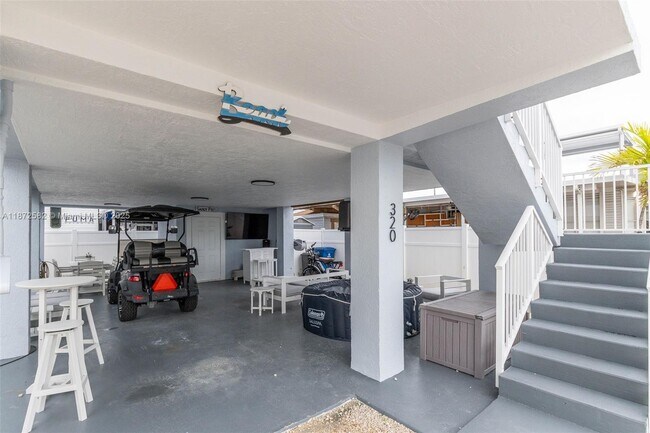 Photo - 325 Calusa St