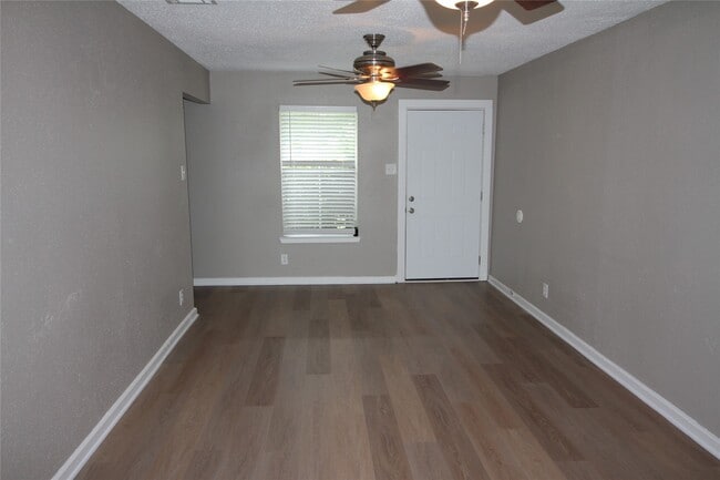 Photo - 5400 Sheldon St