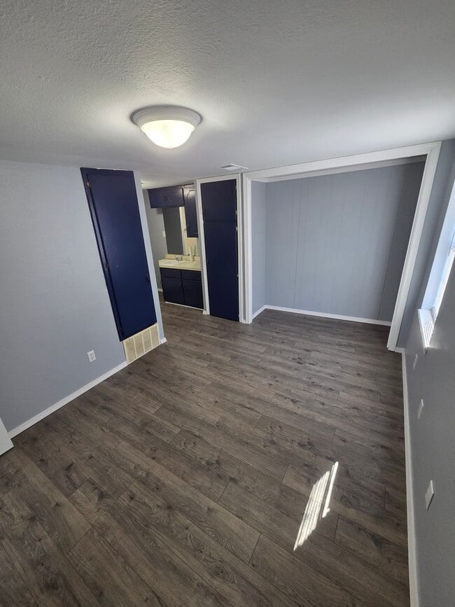 Building Photo - 220-226 East J St Unit 220 East J St