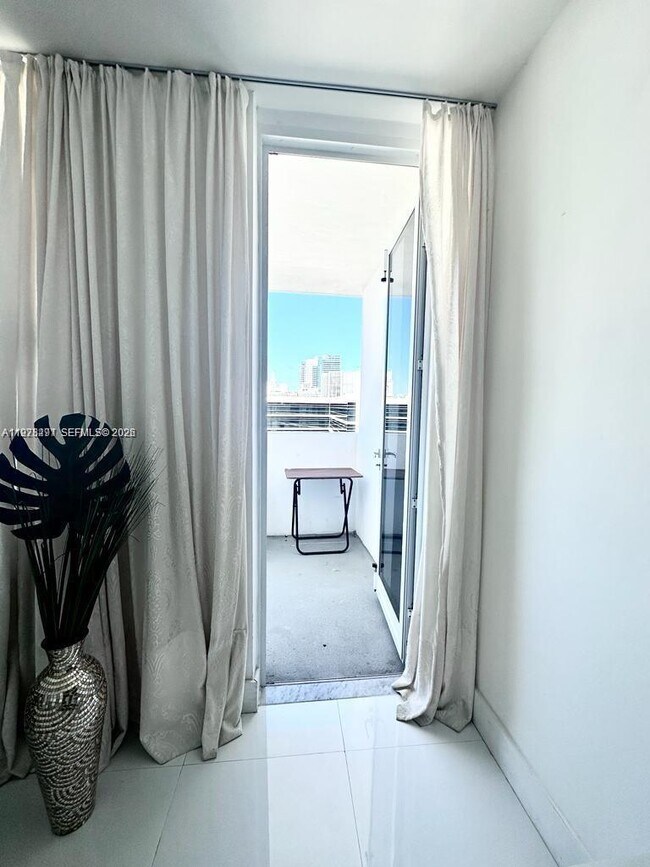 Building Photo - 100 Lincoln Rd Unit 1404