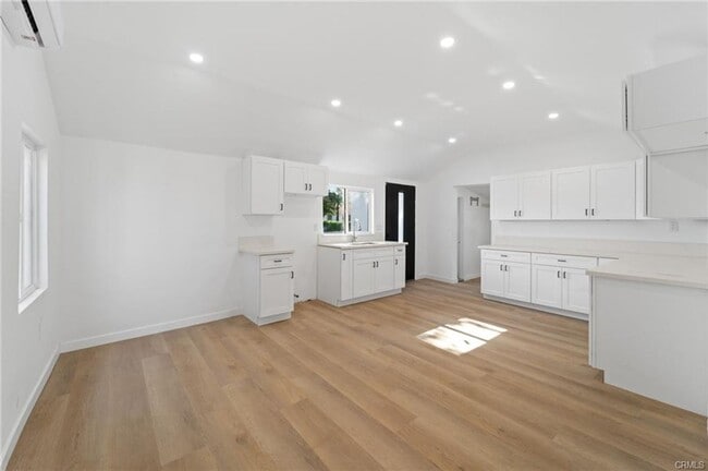 Building Photo - Beautifully remodeled 2-bedroom, 2-bath home, perfectly situated near CSUN