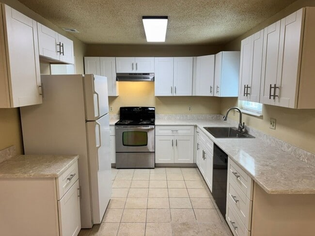 Photo - Beautifully updated, 3 bed 2 bath home in Moore, ready for move in! New granite, paint and fixtures!