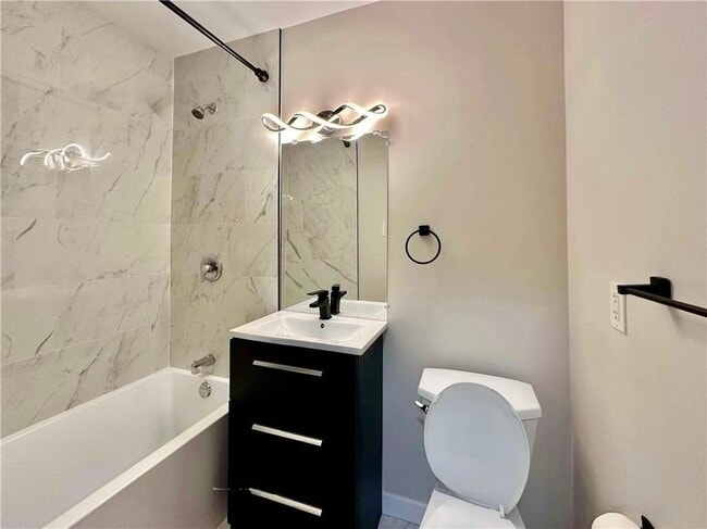 Photo - 162 Ivy Crescent Unit 2