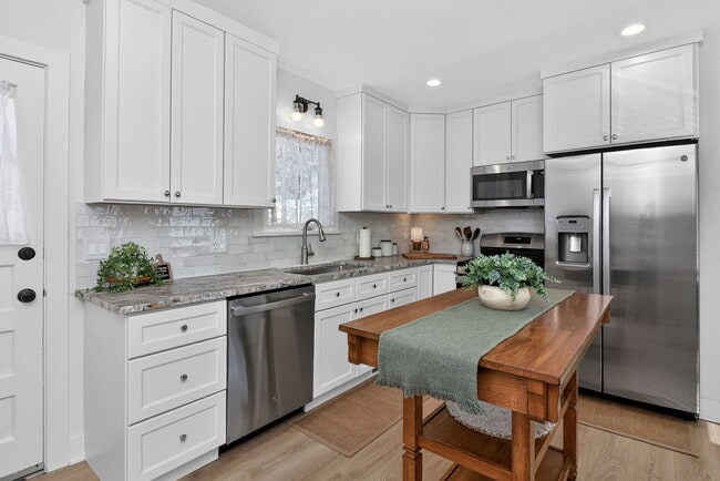 Photo - 102 E 56th St