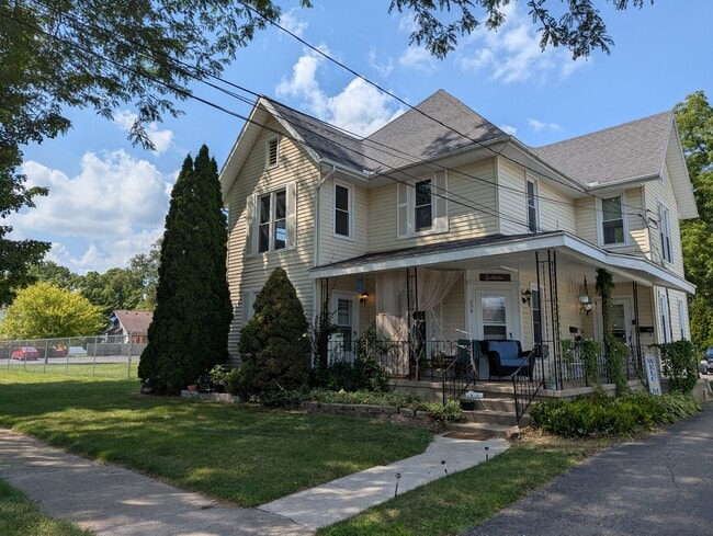 Building Photo - Elm St. Rental