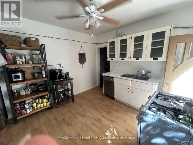 Photo - 1297 Gerrard St E