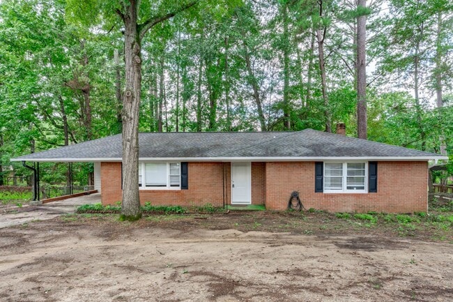 Building Photo - Renovated 3-Bed, 2-Bath Brick Home – Spaci...