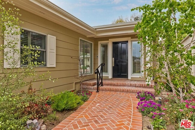 Building Photo - 4211 W Toluca Lake Ln Rental
