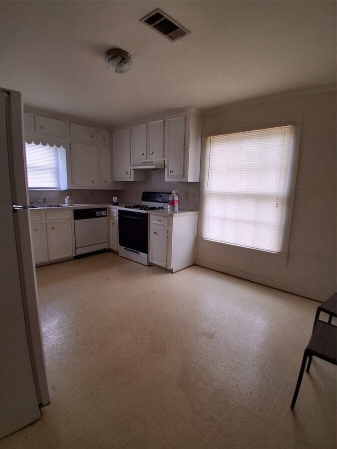 Photo - 204 Holderrieth Blvd