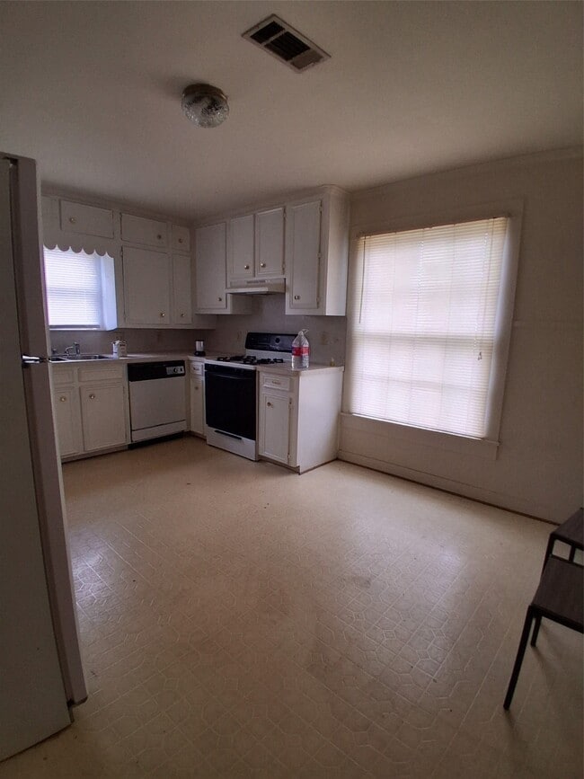 Building Photo - 204 Holderrieth Blvd