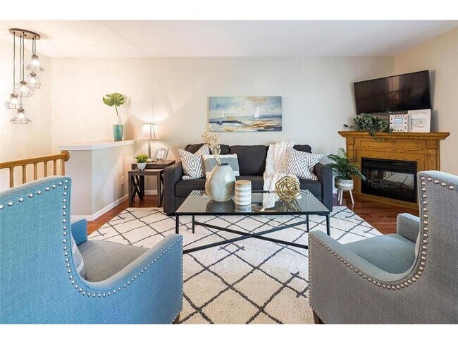 Photo - 334 W 5th St