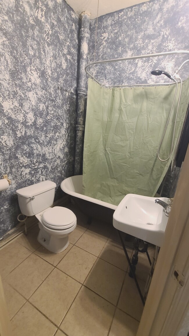 Bath - 2015 Bryan Ave Unit 2015 Bryan A up