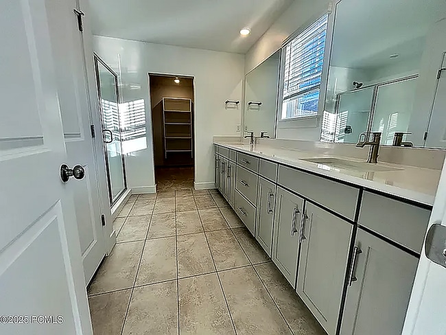 2528 N Wildflower Ln