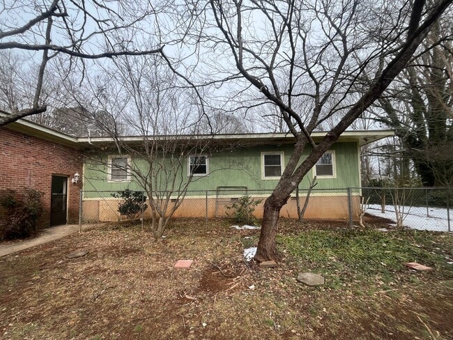 Building Photo - Newley Renovated Studio!