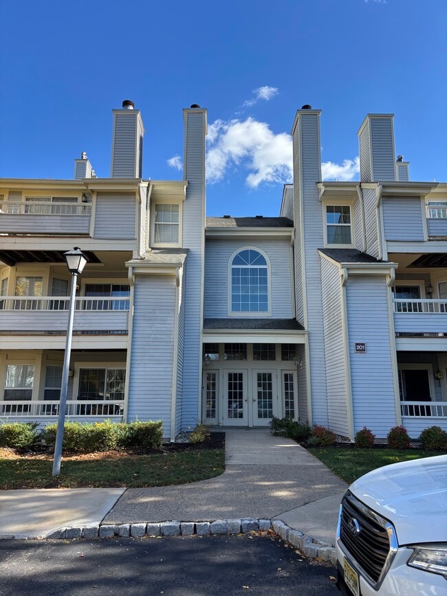 Building Photo - 201 Salem Ct Unit #11