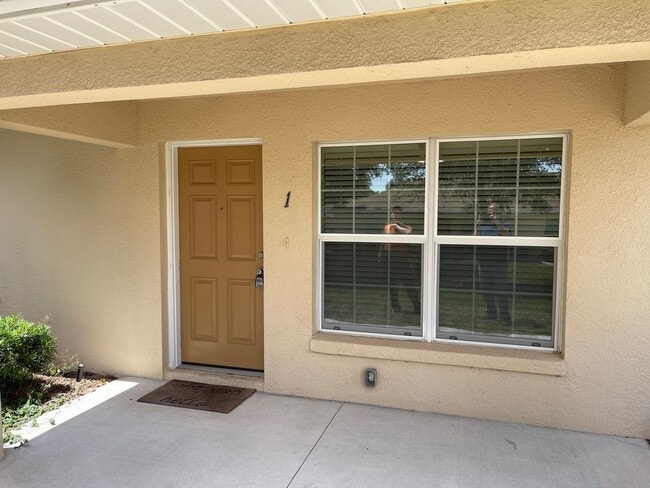 Building Photo - 3 Bedroom/2 Bathroom Duplex