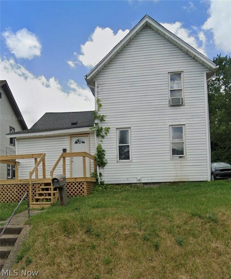 Photo - 1915 Maple Ave NE