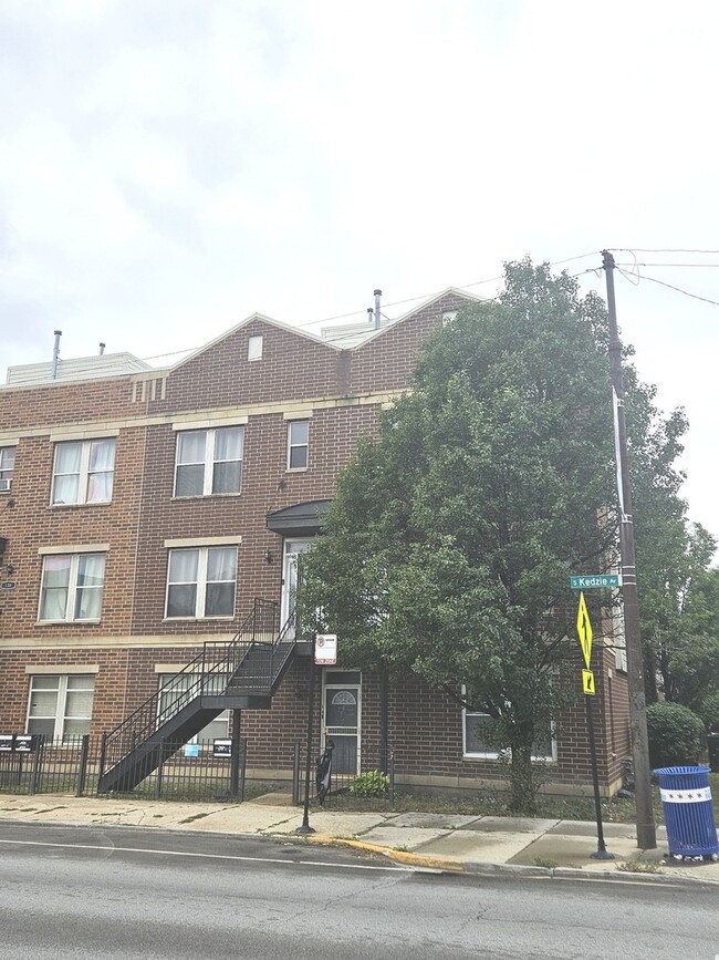 Building Photo - 736 S Kedzie Ave Unit 2