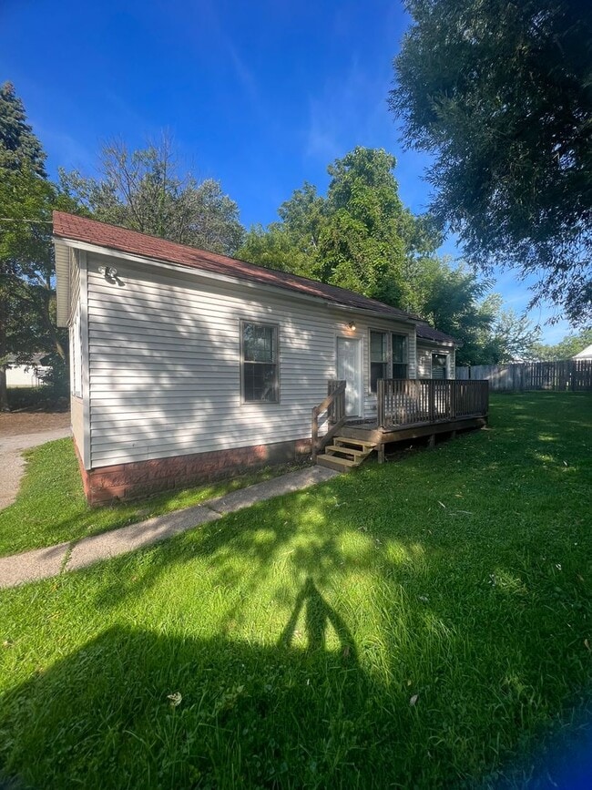 Photo - 340 E 3rd St Unit Cottage