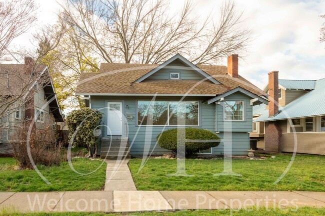 Building Photo - Sprawling 4 bed/2bath Craftsman Home