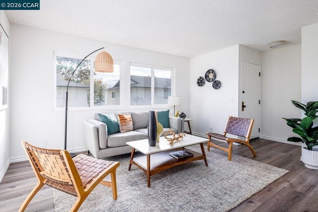 Building Photo - 1033 Mohr Ln Unit D