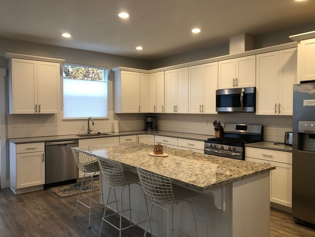 Photo - 5 Bedroom, 5.5 Bathroom Home in Hood River.