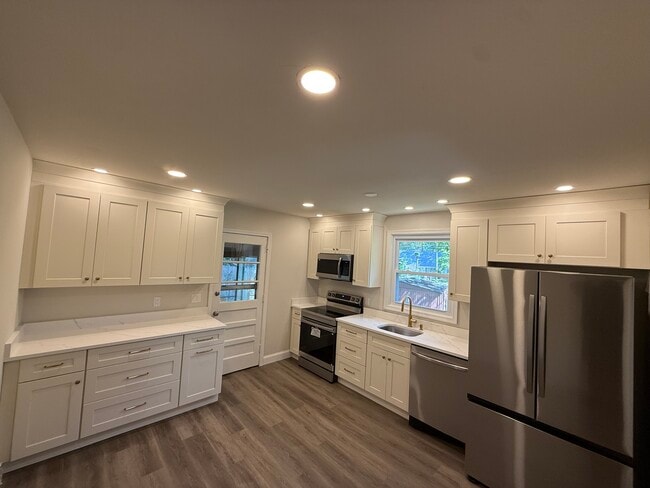 Kitchen - 601 E Lakeshore Dr
