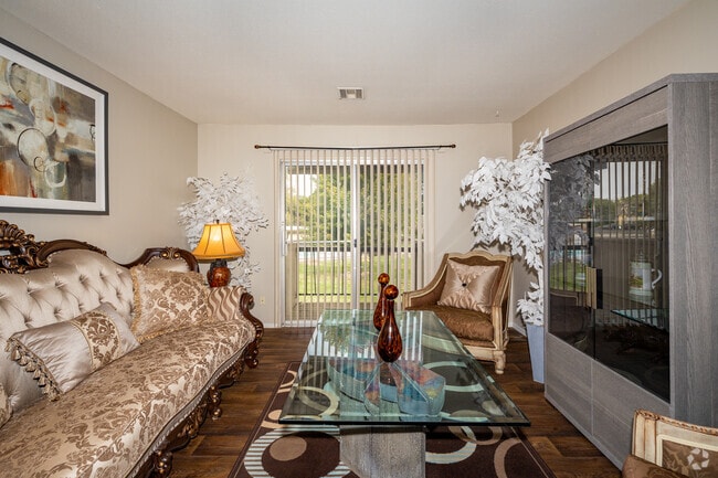 2BR, 2BA - 945SF - Family Room