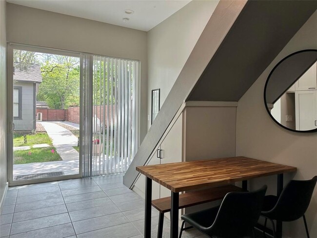 Photo - 914 E 39th St