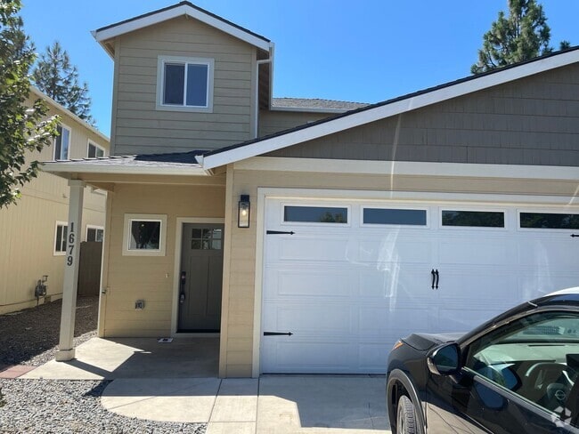 Building Photo - Beautiful Two Story 3 Bedroom 2.5 Bath Tow... Rental