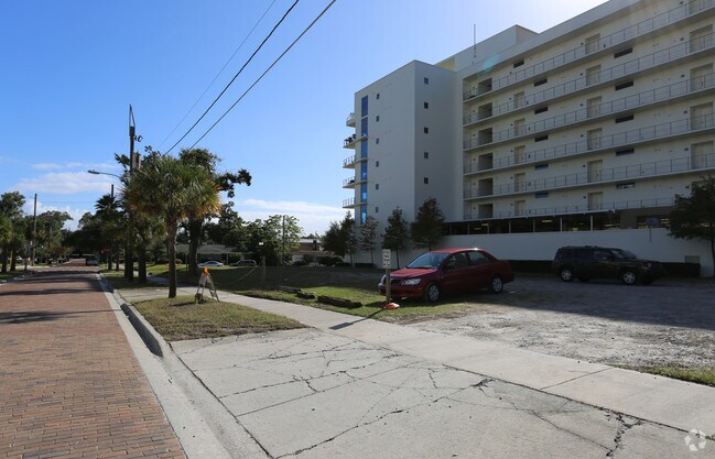 Primary Photo - Camden Lake Eola