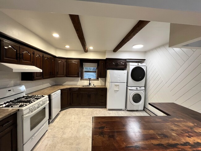 Building Photo - 30 W 9th St Unit 2 Rental