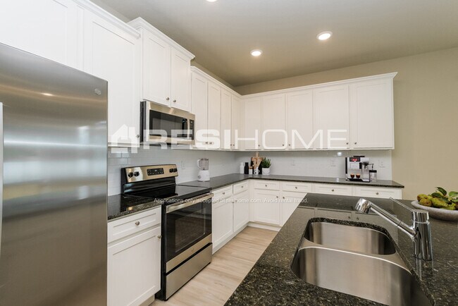 1566 Diane St