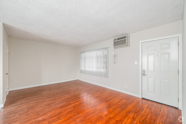 1BR, 1BA - 730SF - Living Room