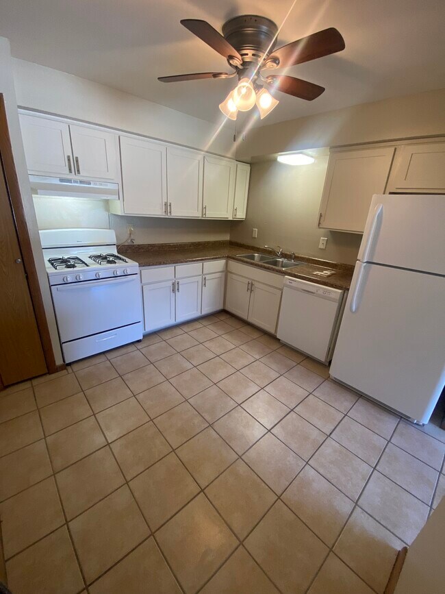 Kitchen - Evergreen Terrace Apartments