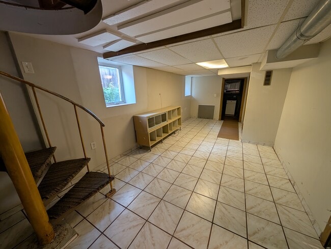 Building Photo - 5010 W Montrose Ave Unit Apt 1