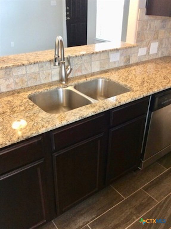 Photo - 562 Creekside Frst