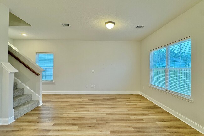 Photo - AVAILABLE NOW! (Pet Friendly)