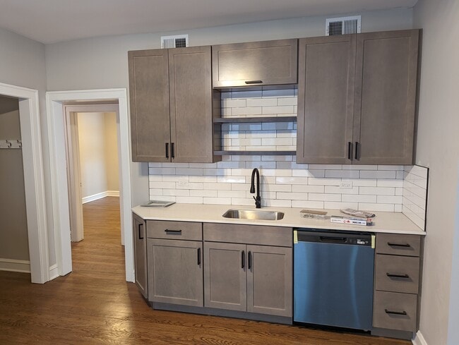 Photo - 2226 N Kenmore Ave Unit 1R
